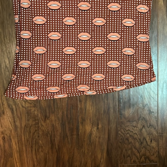 Eva Mendes Lip Print Short Sleeve Shirt - Picture 3 of 4